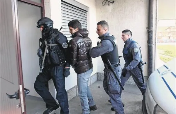 Mattio Zambettija so na sojenje poleg  pravosodnih policistov in kriminalistov spremljali  policijski specialci. Dogajanje v Kopru je spremljal tudi Italijanov oče (na manjši fotografiji).