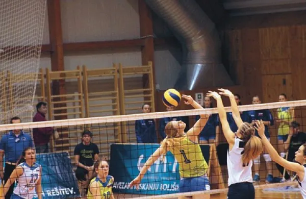 Eva Mori (1) je s 187 centimetri v dresu državne kadetske  reprezentance pri mreži večkrat prelisičila blokerke