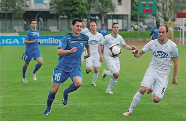 Nejc Praprotnik (št. 16 v modrem) je zadel na zadnjem gostovanju pri Muri