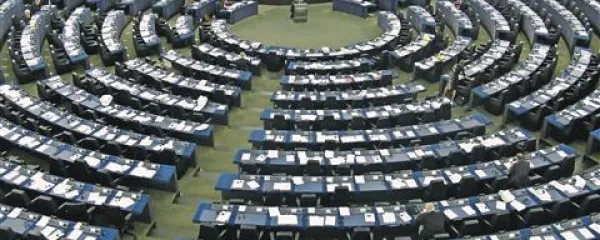Dvorana, ki sicer sprejme 736 poslancev, je večinoma prazna