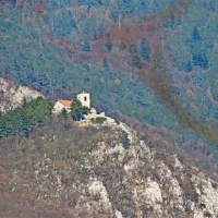 Približanje s 675 mm na romarsko cerkev nad Vitovljami