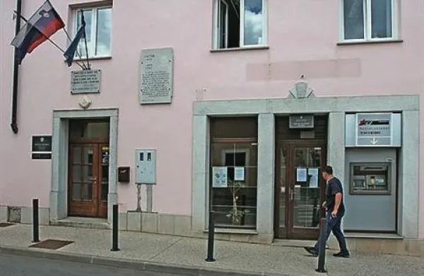 Tujci z dovoljenjem za stalno prebivanje v Sloveniji v obliki nalepke v potnem listu morajo to najpozneje do 18. maja letos zamenjati za dovoljenje v obliki kartice