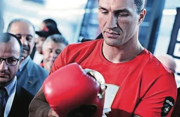Ukrajinec Vladimir Kličko je ubranil naslove svetovnega prvaka v boksu po verzijah WBO, IBF, WBA in IBO