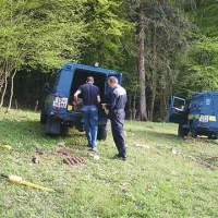 Granate, vžigalniki in bombe so ležale raztresene na pašniku ob robu gozda in v gozdu
