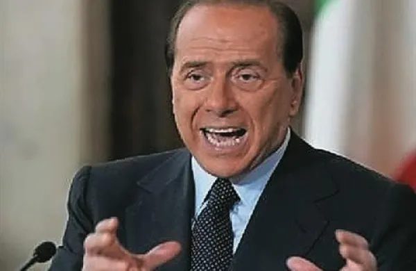 Vodja italijanske desne sredine Silvio Berlusconi je danes opozoril, da bo zrušil vladno koalicijo, če ne bo ukinjen v Italiji nepriljubljen davek na nepremičnine