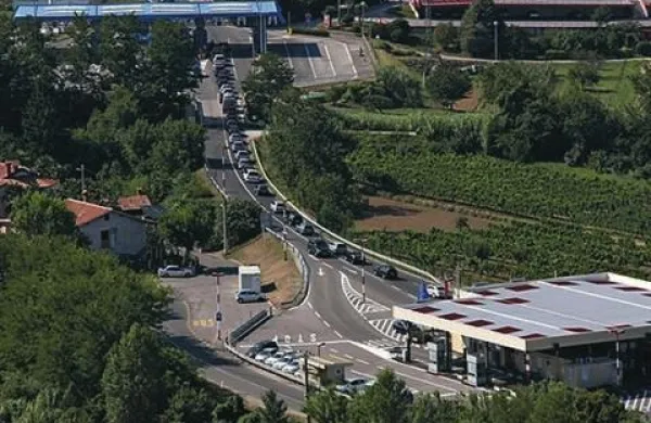 Na mejnih prehodih Gruškovje in Sečovlje je za vstop v Slovenijo čakati po 30 minut