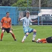 Dvoboj Admirja Kršiča (na tleh) in Roka Grdine z leve strani opazuje Marko Grižonič
