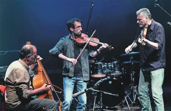 Argentina po istrsko: Gorast Radojević (bajs) ter violinista  Rok Kleva Ivančič in Dario Marušić so zaigrali uspešnico z albuma Skozi leta    