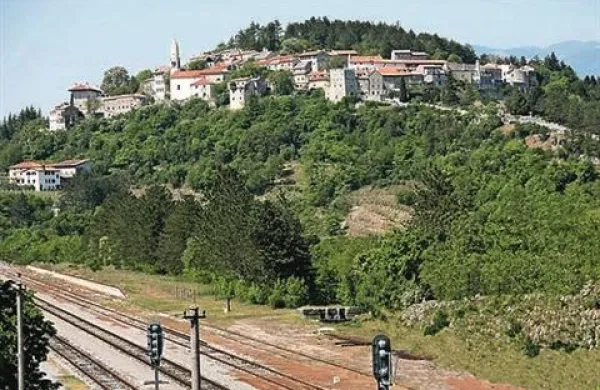 Novi najemniki turističnih in gostinskih lokalov v Štanjelu napovedujejo oživitev tega srednjeveškega mesteca na Krasu