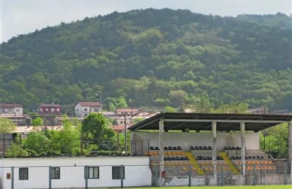 Stare garderobe (na fotografiji levo, ob starih tribunah) res potrebujejo prenovo. Toda ali mora ta res stati več kot milijon evrov? 