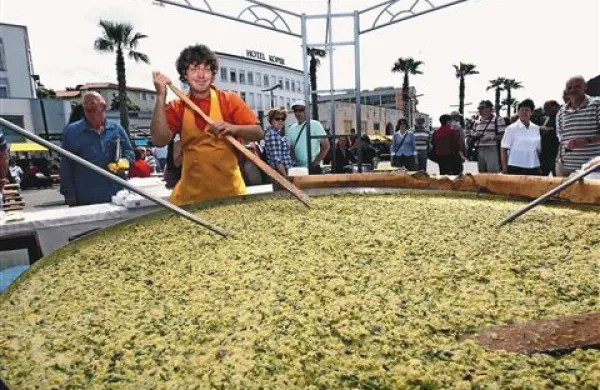 Pomjansko fritajo s šparglji so pripravili iz 30 kilogramov špargljev, 30 kilogramov pancete in 3000 jajc