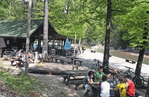    Letni vrt ob sotočju Idrijce in Belce bo do sredine junija odprt ob vikendih