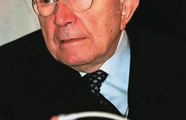 Predsednik sedmih italijanskih vlad Giulio Andreotti, ki velja za enega najvplivnejših italijanskih politikov po drugi svetovni vojni, je danes umrl v starosti 94 let
