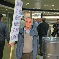 Politiki se uklanjajo &ldquo;čustveno nestabilnim finančnim trgom&rdquo;