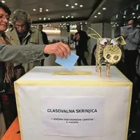 Politiki se uklanjajo &ldquo;čustveno nestabilnim finančnim trgom&rdquo;