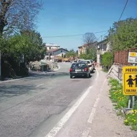 Učenci podgrajske šole po desetletjih nevarne hoje po cesti dobivajo pločnik, ki ga v teh dneh postavlja Direkcija za ceste. Tudi tu je najbolj prometno prav v času, ko otroci prihajajo v šolo in odhajajo domov ter se v prometnih konicah srečujejo z vozili, ne le pri OŠ Dragotina Ketteja, kjer  za postavitev varne poti    navija občina, pravijo Podgrajci. 