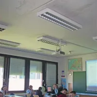 V zimskih dneh je bil zaradi zamakanja strehe  strop nad učenci moker 