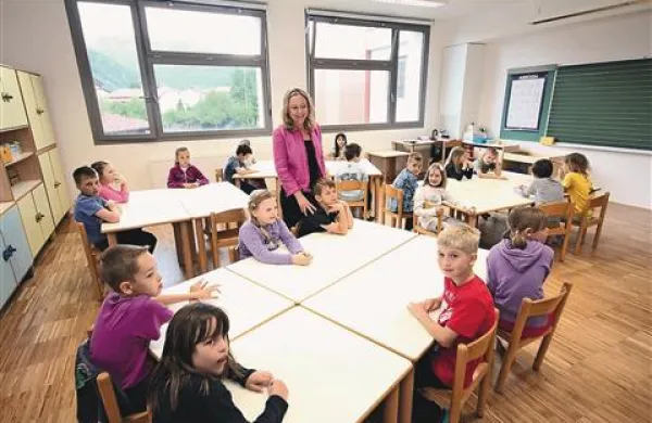 Učenci in učitelji prvih treh razredov so se po letu dni stiskanja na matični šoli  vselili v prenovljene prostore podružnice