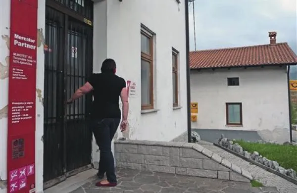 Na Trnovem naj bi se pošta v bližnji market selila poleti 