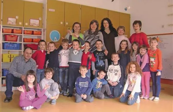 Člani dnevnega centra društva Vezi iz Ilirske Bistrice so v aprilu obiskali Vrtec Jožefa Maslo. Z otroki in njihovima vzgojiteljicama iz skupine Pikapolonice so se družili na spomladanski delavnici.