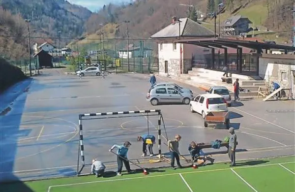 Športno društvo Bača Podbrdo je sredi aprila  povabilo na čistilno akcijo, s katero so očistili športno in otroško igrišče ter bližnjo okolico