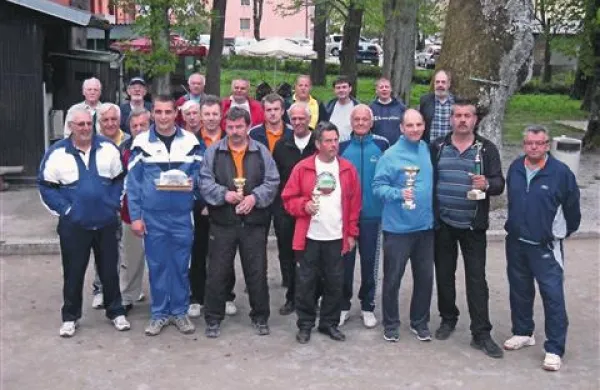 Člani ekip (v ospredju, z desne), ki so se uvrstile v polfinale turnirja: Invalidi, Zagon, Koseze in Bar park