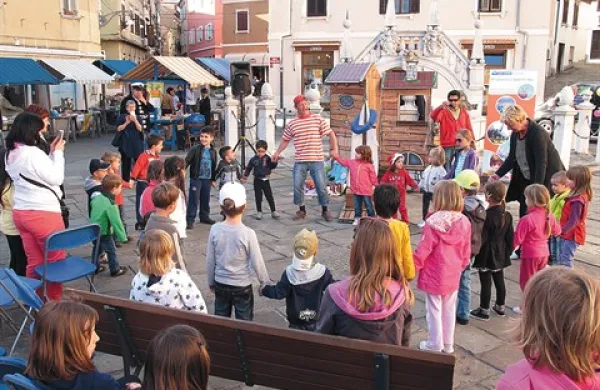 Letošnji Slovenski dnevi knjige so na koprsko Mudo (Prešernov trg) pritegnili mnoge ljubitelje knjig in branja, tudi najmlajše