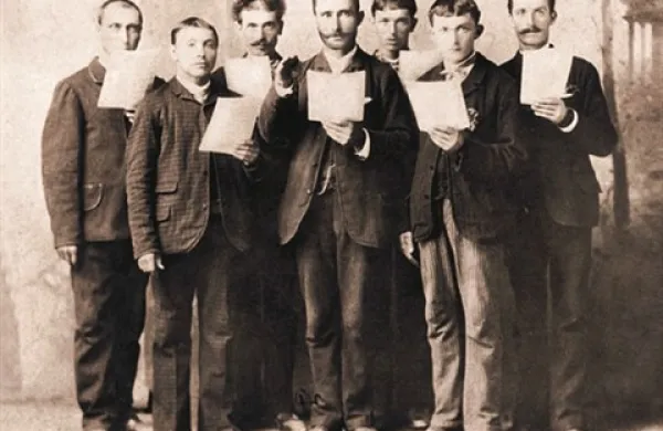 Da zbor deluje že 130 let, priča fotografija pevcev iz leta 1884 in pričevanja starejših domačinov, da je ob nastanku fotografije deloval že eno leto. 