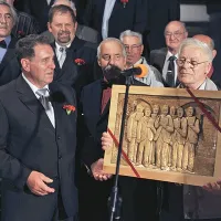  Virgil Gregorič je ob jubileju  ustvaril lesorez s podobo prvih pevcev zbora in jo izročil najstarejšemu pevcu sedanjega zbora  Jožefu Gregoriču     