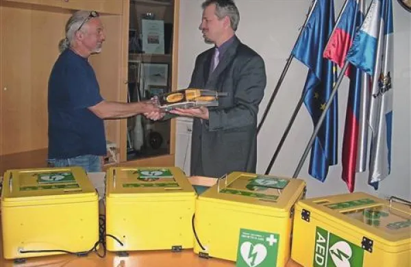 V pivško mrežo javno dostopnih defibrilatorjev so  vtkali nove elektronske naprave v skupni vrednosti 8250 evrov, ki jih je vodji projekta Stojanu Boliču (levo) predal župan Robert Smrdelj