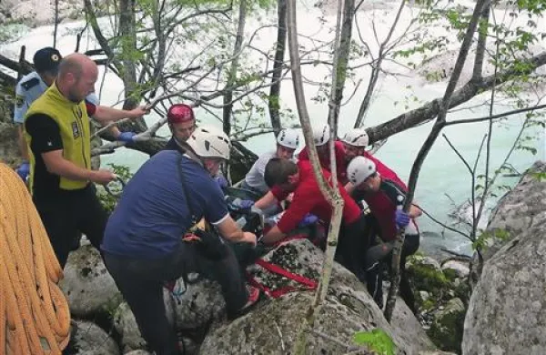 Gorski reševalci in kobariški gasilci so v ponedeljek popoldne na obrežje potegnili truplo pokojnega raftarja