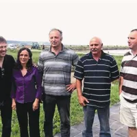 Z leve: Peter Bastjančič, Nina Froggatt, Bruno Peroša, Silvano Knez in Peter Štular bi v Sečoveljski dolini zasnovali ekološko skupnost Eko Ribila  