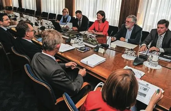 Potem ko je premierka Alenka Bratušek predlog programa stabilnosti predstavila koaliciji in Ekonomsko-socialnemu svetu, zdaj z njim seznanja še opozicijske poslance