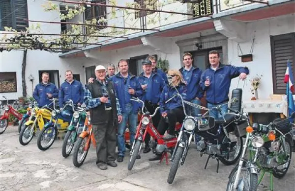 Dan odprtih borjačev je v Pliskovico prvič privabil tudi člane sežanskega Tomos kluba - zbiratelje in ljubitelje starih Tomosovih koles z  motorjem