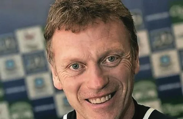 Vodstvo slovitega angleškega nogometnega moštva Manchester Uniteda je danes potrdilo, da bo škotskega trenerja Alexa Fergusona po koncu sezone zamenjal njegov rojak David Moyes