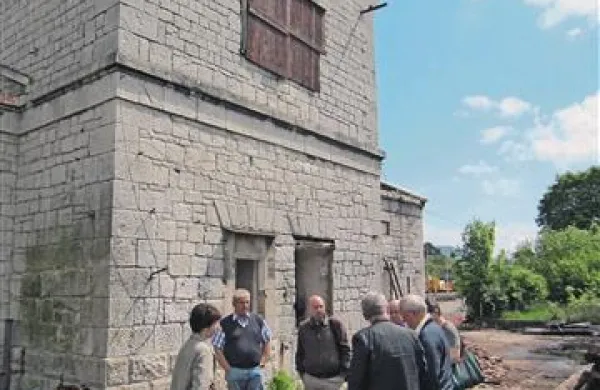 Včeraj  se je ob divaškem vodnem stolpu zbrala zainteresirana javnost, ki se že tri mesece bori za njegovo ohranitev. Tokrat so jim odgovorni vendarle pojasnili okoliščine projekta. 