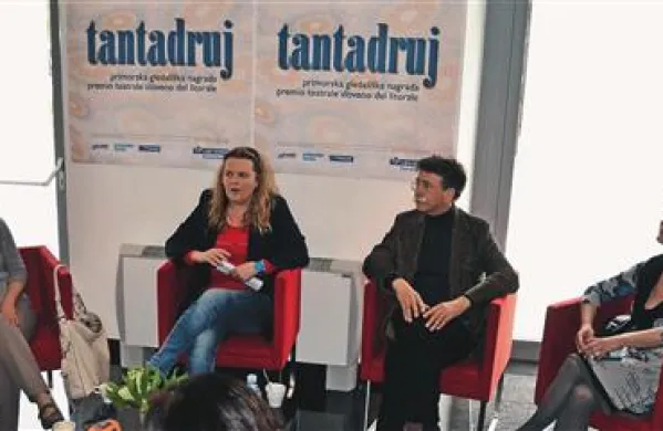 O pomenu primorske gledališke nagrade so včeraj v koprskem gledališču spregovorili (z leve): Diana Koloini, umetniška vodja SSG, direktorica Gledališča Koper Katja Pegan, Jožko Čuk, direktor SNG Nova Gorica in v.d. umetniškega vodje SNG NOva Gorica, Martina Mrhar