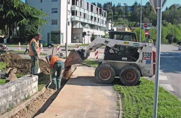 Po nekaj letih premora so se na ulice mesta vrnili graditelji omrežja T-2. Zdaj obljubljajo, da se bodo prvi uporabniki lahko na optiko priključili v drugi polovici leta ...
