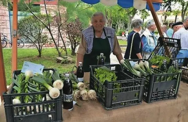 V soboto bo na Drevoredu 1. maja v Izoli ponovno zaživela tržnica z domačimi presežki. Fotografija je z lanskega odprtja tržnice. 
