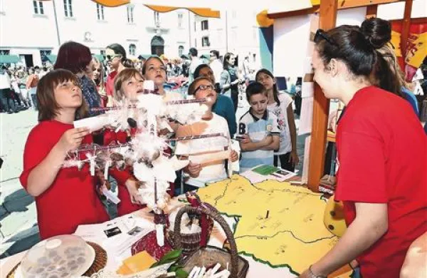 Na koprskem Titovem trgu se je predstavilo 21 istrskih, kraških in notranjskih šol