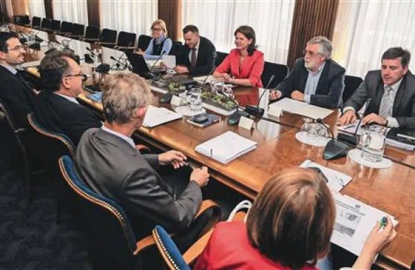 Predsednica vlade je včeraj popoldne ukrepe iz programa stabilnosti predstavila še poslancem opozicije, ki prizadevanja vlade tako kot sindikati  razumejo kot korak v napačno smer.   Prava pot bi po njihovem mnenju  bila obvladovanje odhodkov države.