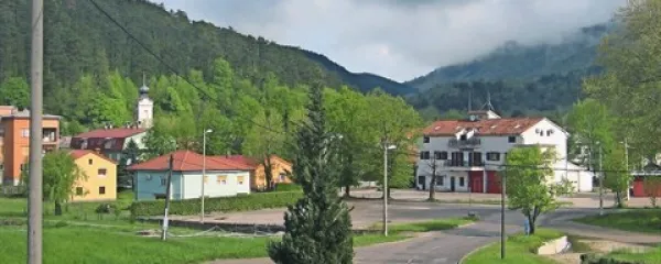 Klana s srednjeveško Gradino v ozadju