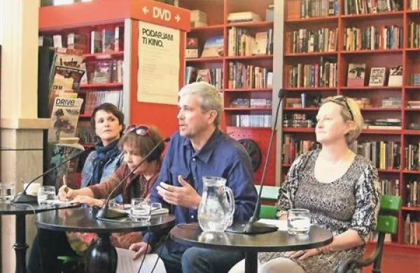 Metod Pevec je za omizje povabil (z leve) Matejo Zagožen, Gabi Čačinovič Vogrinčič in  Matejo  Vraničar     