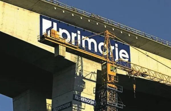 Ajdovski župan Marjan Poljšak si z nekaterimi še delujočimi deli in zaposlenimi nekdanjega gradbenega velikana Primorje prizadeva za ponovno obuditev tega podjetja