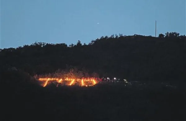 Na vrhu hriba, kjer je nekoč stal napis Naš Tito, sedaj pa napis Vstaja, je  zažarel napis Tito,  ki ga je bilo eno uro videti daleč naokoli