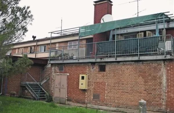 V sobici s približno 20 kvadratnimi metri nad nekdanjim kegljiščem v Luciji, ki nezadržno propada,  Ružica Mitrovič stanuje že 40 let
