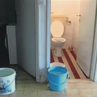 Mitrovičeva se ni želela fotografirati, pokazala pa nam je vedra vode, ki jih za splakovanje stranišča prinaša iz kanala Fazan 