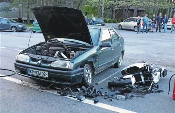  35-letnik iz Knežaka je s parkirišča motela Finida med Obrovom in Hrušico zapeljal na glavno cesto in zaprl pot 29-letnemu motoristu iz Podgrada, ki se trku ni mogel izogniti in je silovito trčil v avto