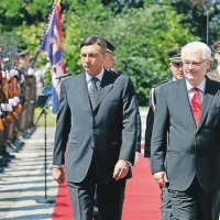 Ivo Josipović je Boruta Pahorja sprejel z vojaškimi častmi