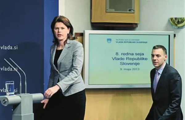 Kriza je trajna, zato bo tudi višji DDV trajen, je povedal minister Čufer, ko sta s premierko   predstavljala paket ukrepov, ki jih vlada pošilja v Bruselj